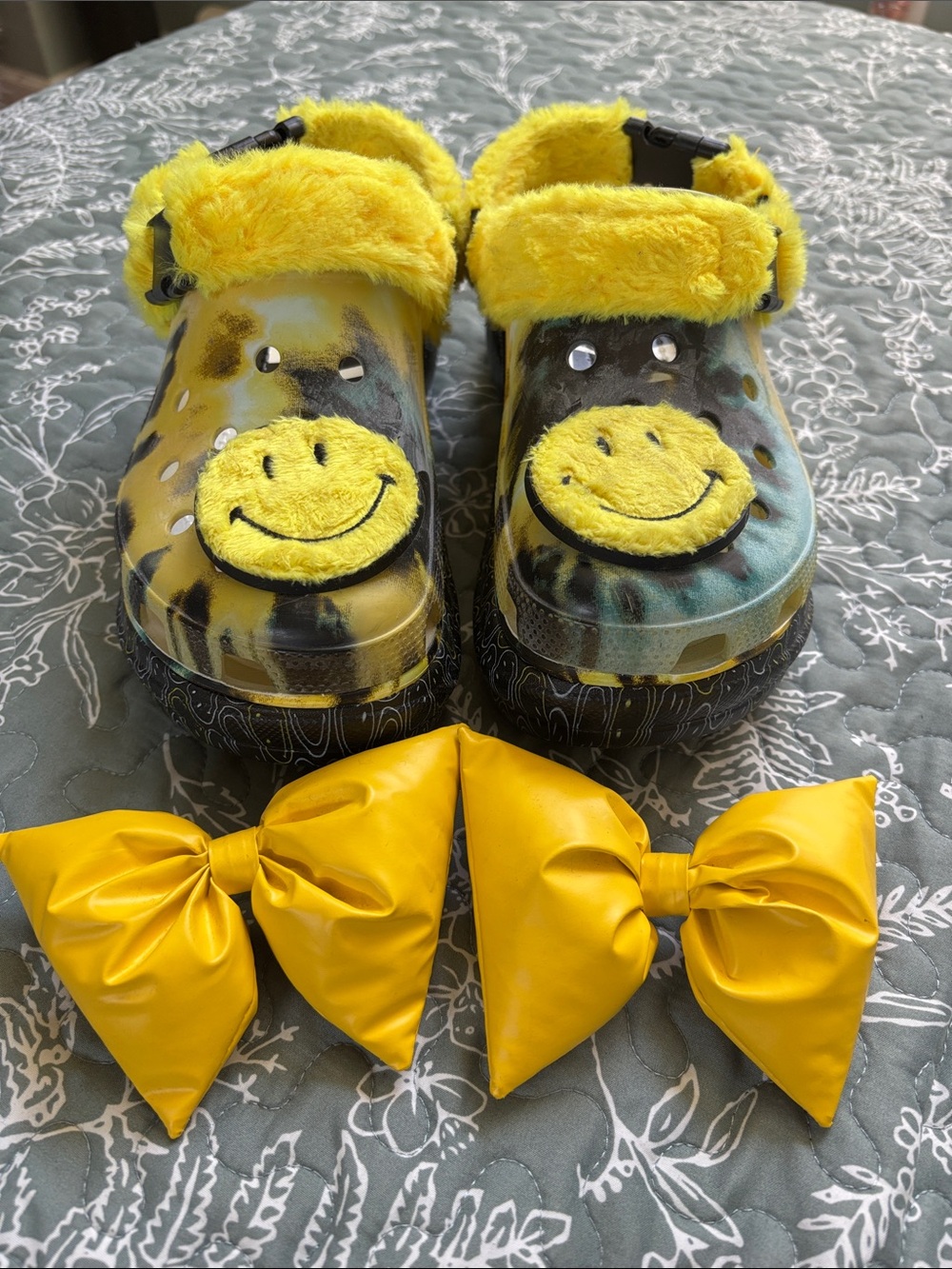 CROCS unisex BAE MENS 5 WOMENS 7  Smiley Bow Fuzzy Clogs 5/7 like NEW Platform - Picture 6 of 6